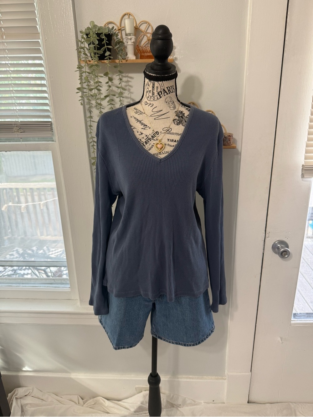 Y2K ribbed 100% cotton top with a V-neckline tag ripped but Old Navy brand